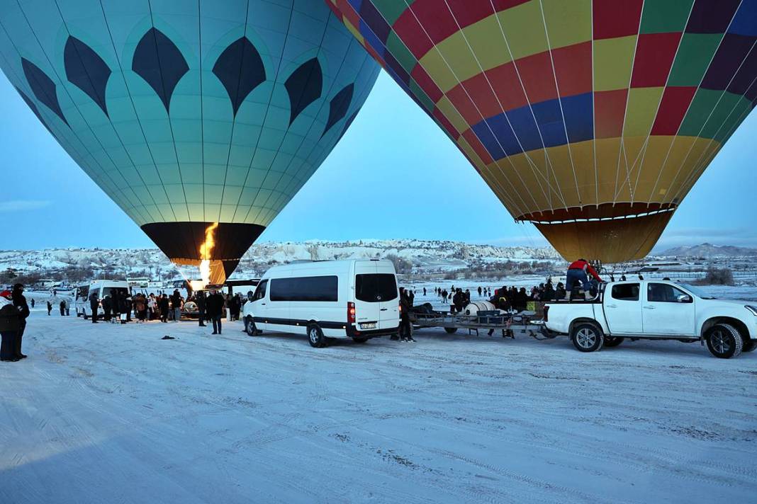 Beyaza bürünen Kapadokya büyüledi! Şehrin ışıkları geceyi aydınlattı 18